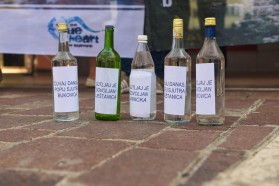 Montenegro: Die Demoenstranten brachten abgefülltes Trinkwasser aus ihren Flüssen mit zum Protest, um daran zu erinnern, wie abhängig sie von saubern Flüssen sind